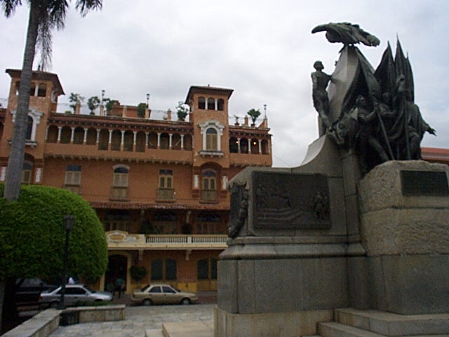 Bolivar Statue Casco Viejo 10.07.03.jpg - panama city, casco viejo, bolivar denkmal